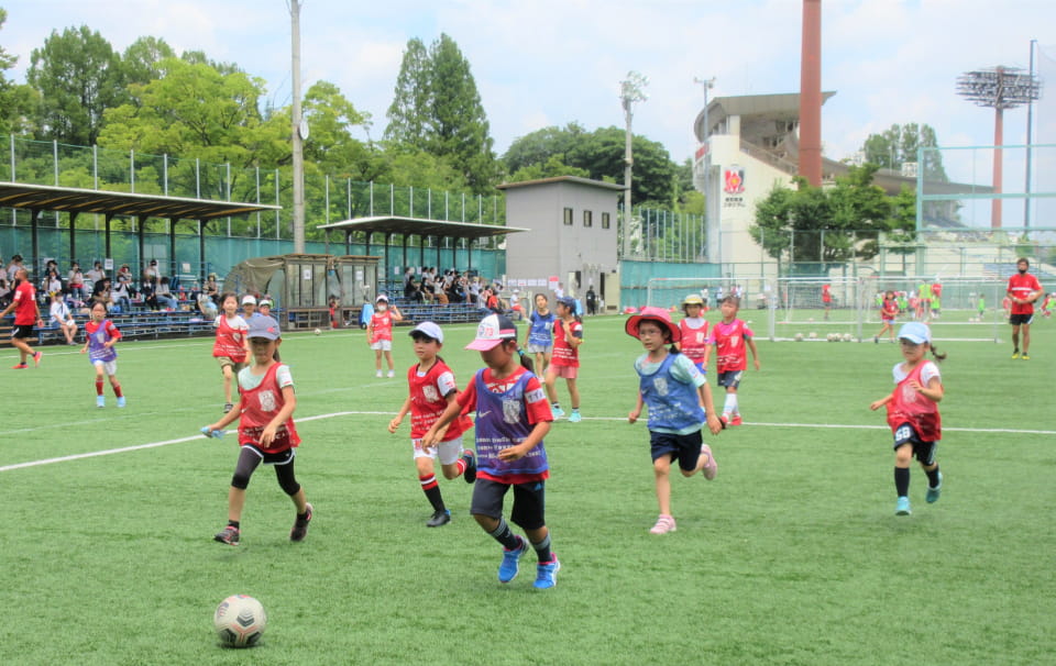 画像：女児がサッカーをしている様子