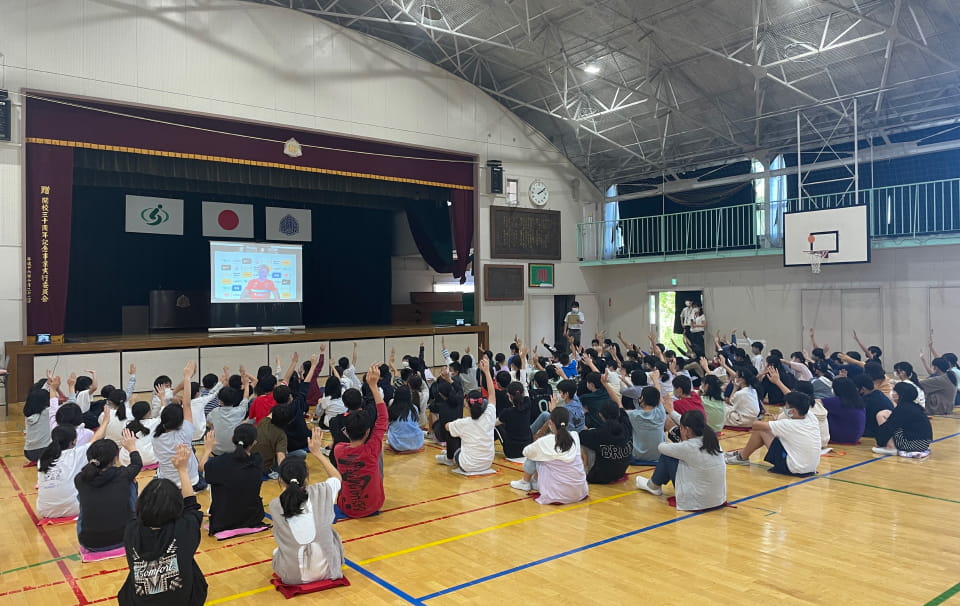 画像：小学校の体育館で授業をしている様子