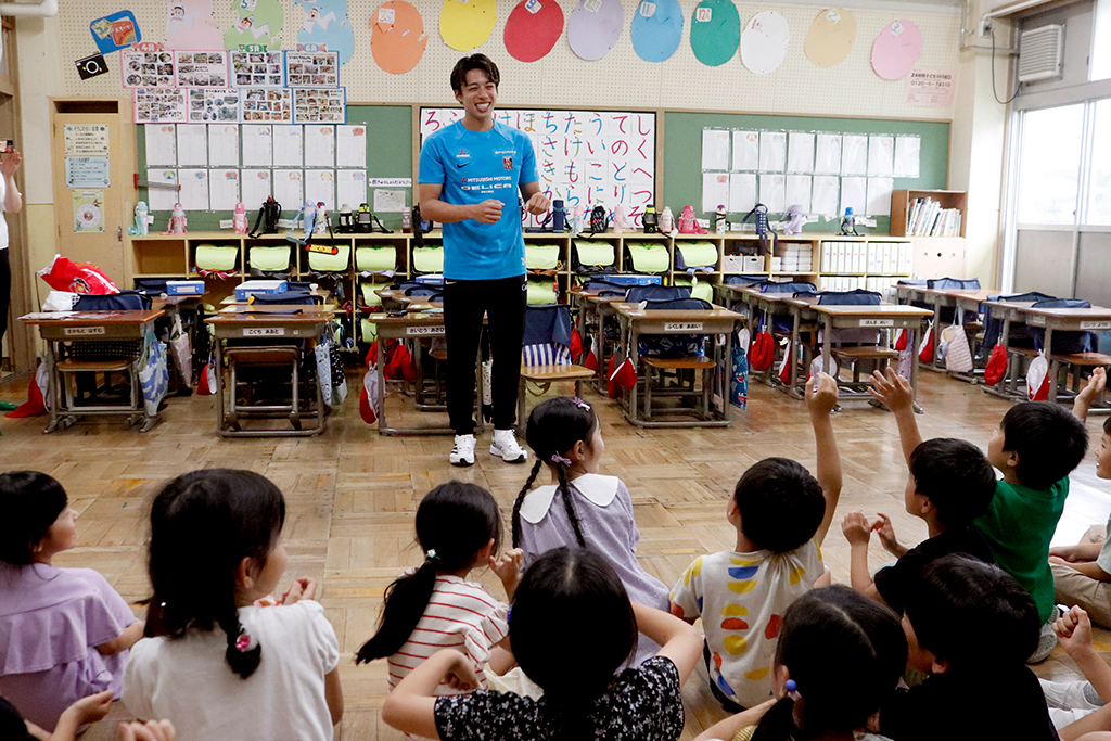 宮本が木崎小学校、髙橋が与野本町小学校を訪問し、入学祝いをプレゼント