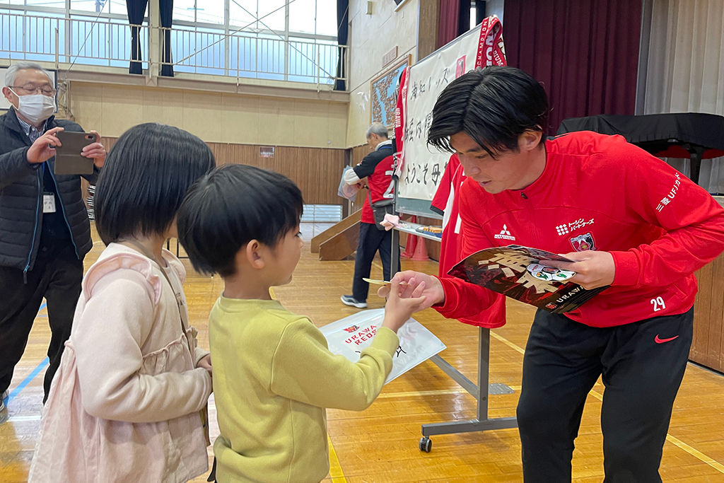 堀内が「レッズ先生」として母校である海老沼小学校を訪問