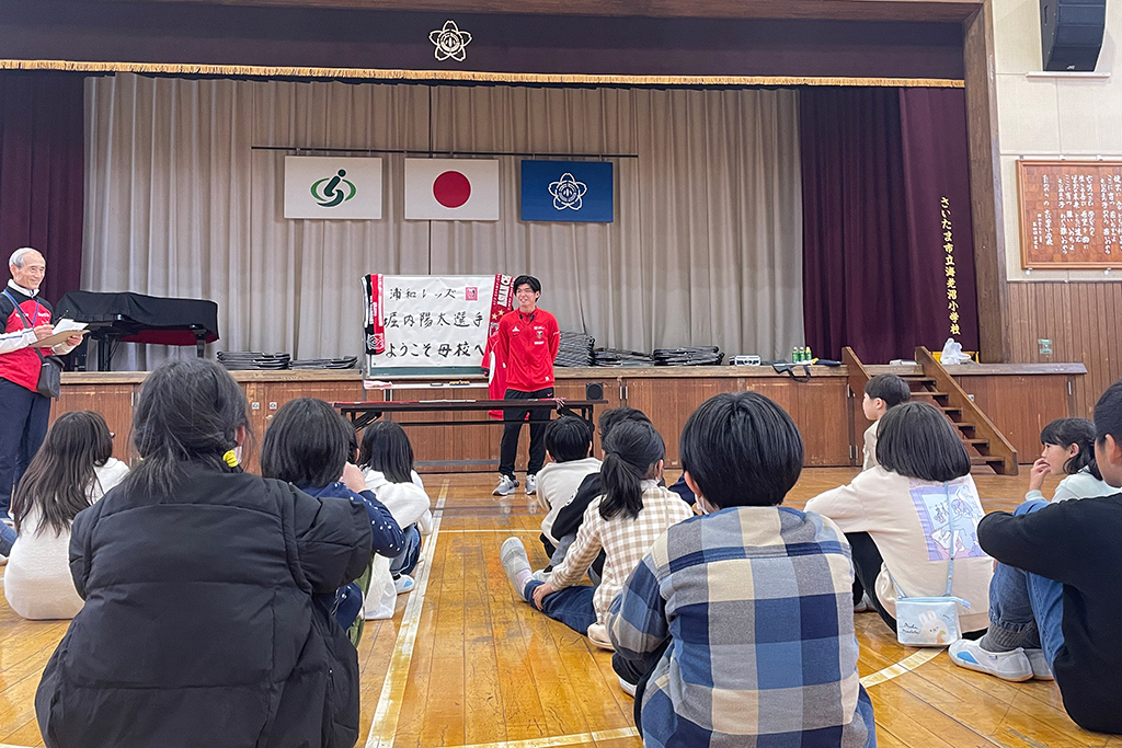 堀内が「レッズ先生」として母校である海老沼小学校を訪問