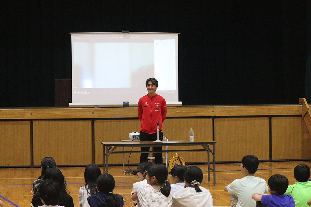 小泉がホームタウンの小学校を訪問