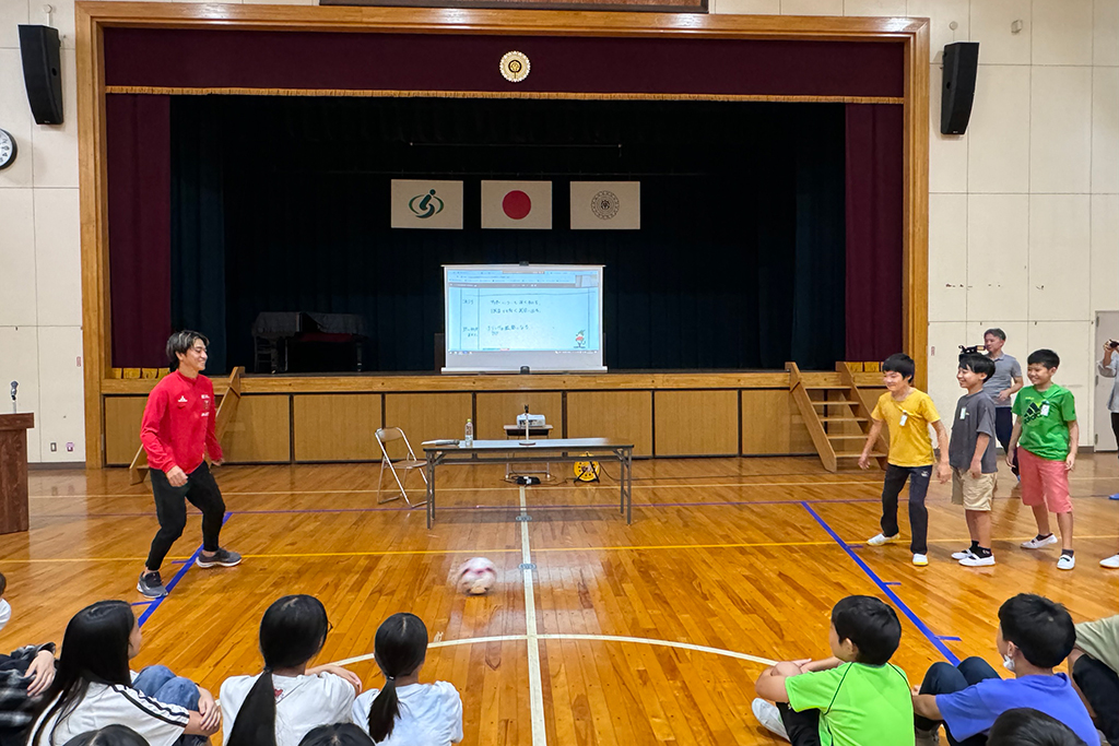 小泉がホームタウンの小学校を訪問