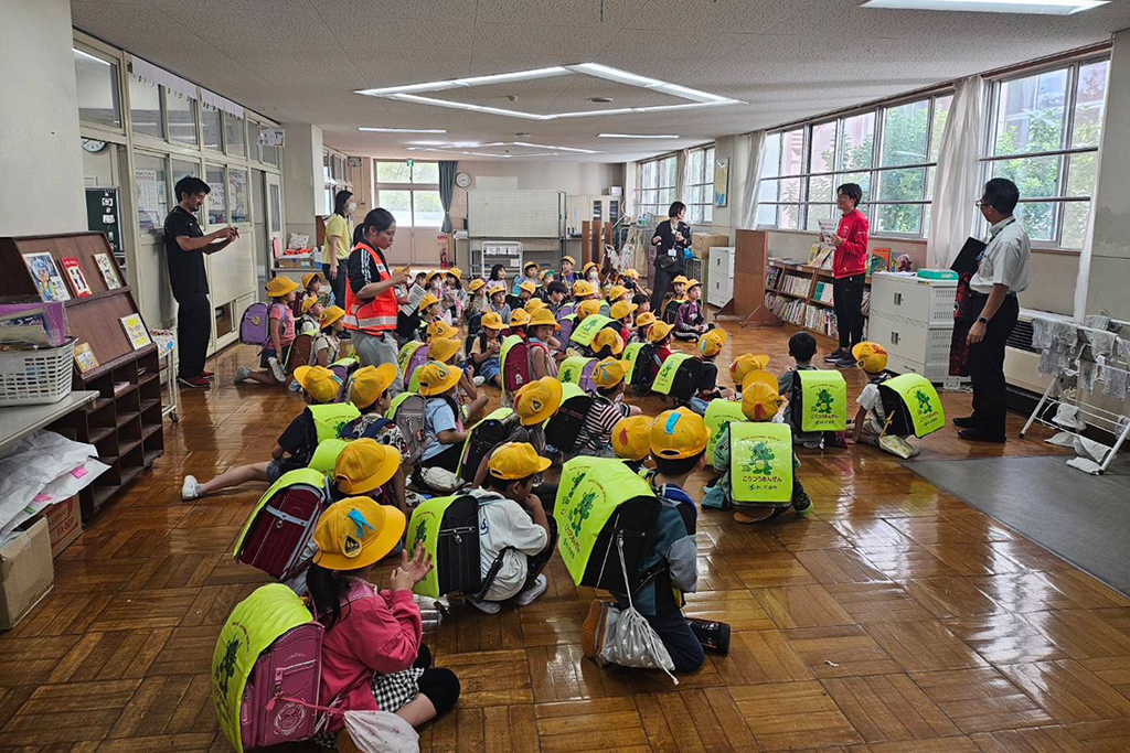 小泉がホームタウンの小学校を訪問