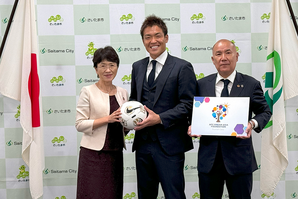 さいたま市教育委員会でのサッカーボール贈呈式に出席