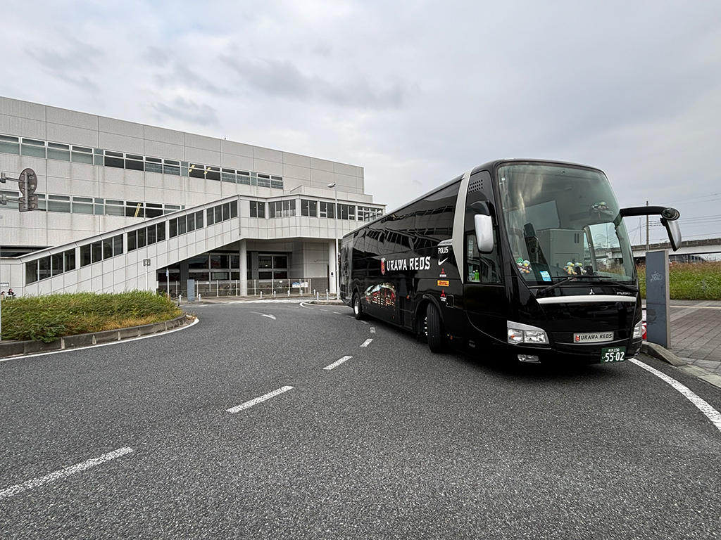 埼玉県民の日に子どもへの特別企画『選手バスに乗って埼スタへ行こう!』を実施