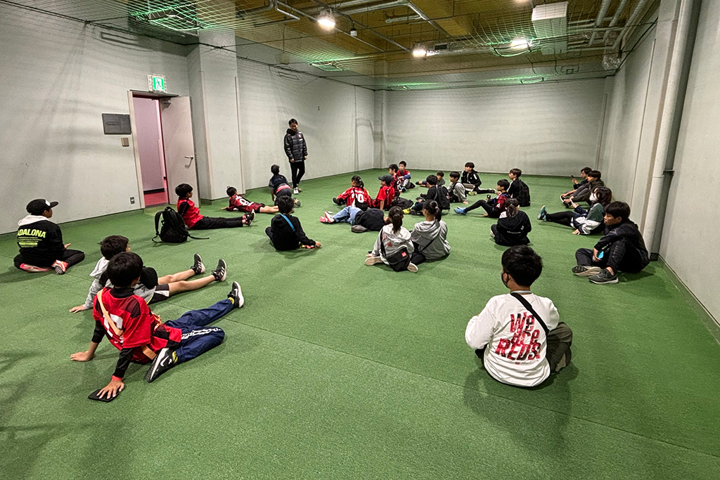 埼玉県民の日に子どもへの特別企画『選手バスに乗って埼スタへ行こう!』を実施