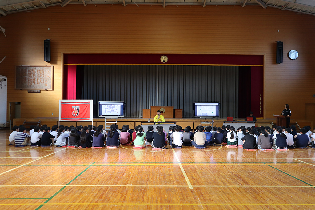 西川がホームタウンの小学校を訪問