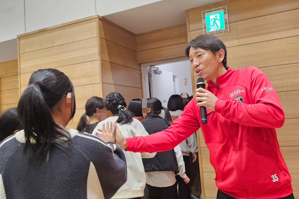 宇賀神が小学校を訪問