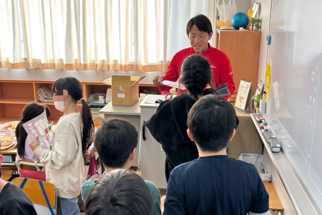 宇賀神が小学校を訪問