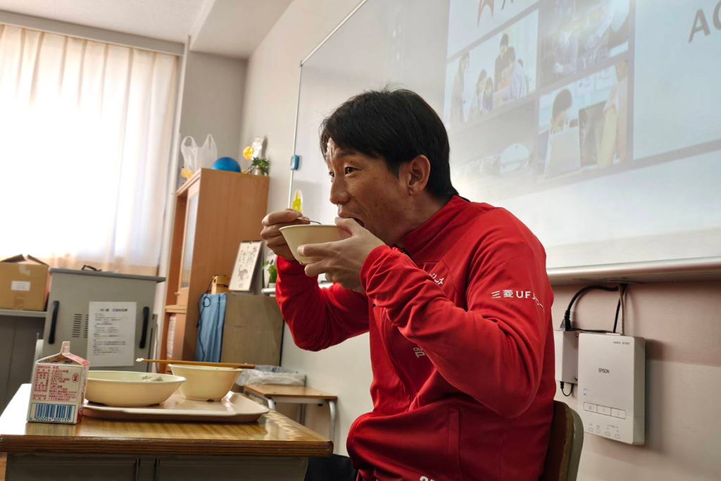 宇賀神が小学校を訪問